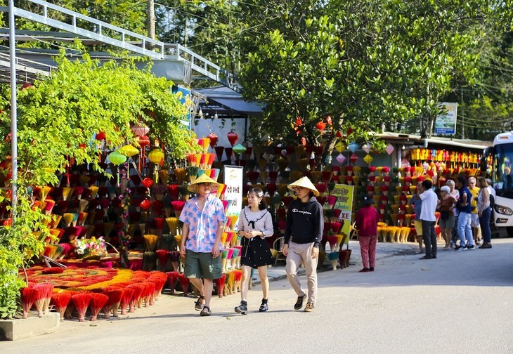 Thuy Xuan incense village presents a must-visit destination in Hue - ảnh 1