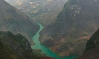 Nho Que river, a blue silk stripe on the Dong Van Karst plateau