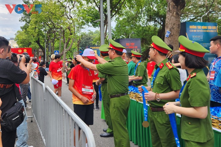 Hàng nghìn người tham gia giải chạy “Vì cộng đồng không ma tuý” - ảnh 11